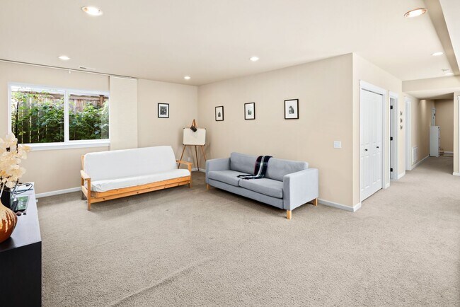 Building Photo - Gorgeous Big Ravenna Home in Seattle