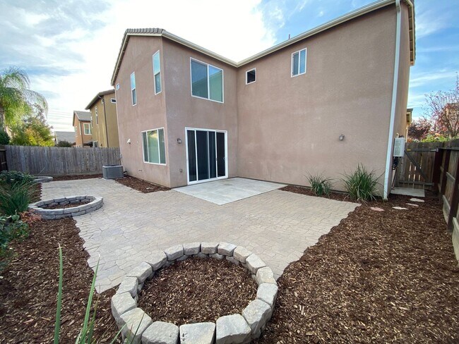 Building Photo - Beautiful 2 Story Home in Gated Avalon Com...
