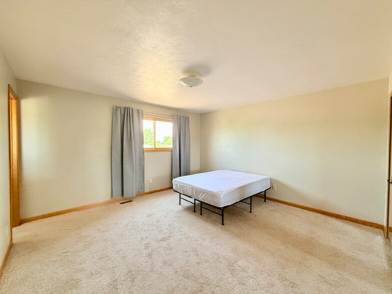 Building Photo - 301 W Mangrum Dr