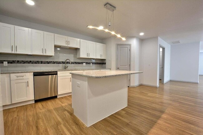 Building Photo - 1207 N Essex Ave