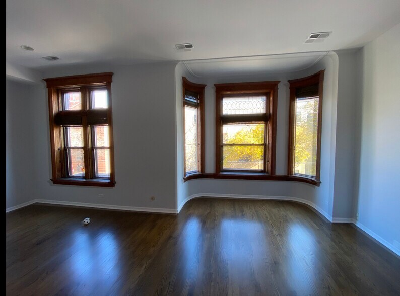 Building Photo - 4008 N Clarendon Ave