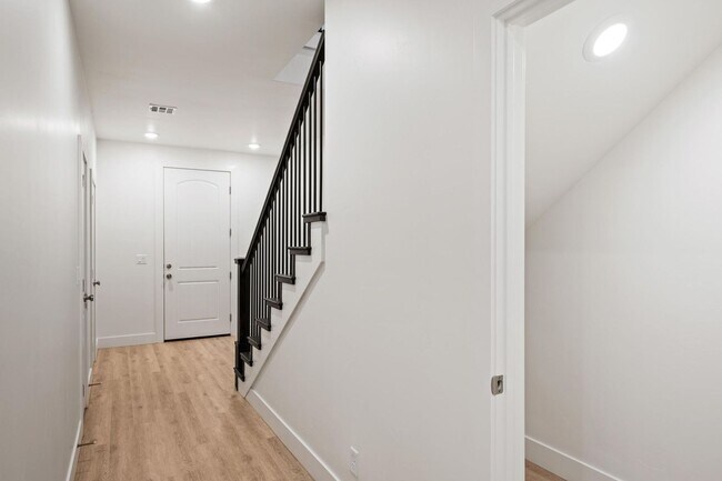 Building Photo - Beautiful 4 bedroom, 3.5 bathroom twin home in St George!