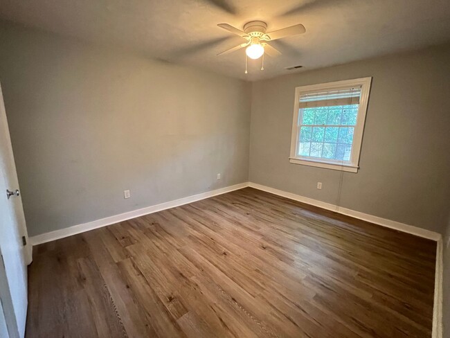 Building Photo - 3 Bedroom 1.5 Bath Apartment - Downtown Ch...