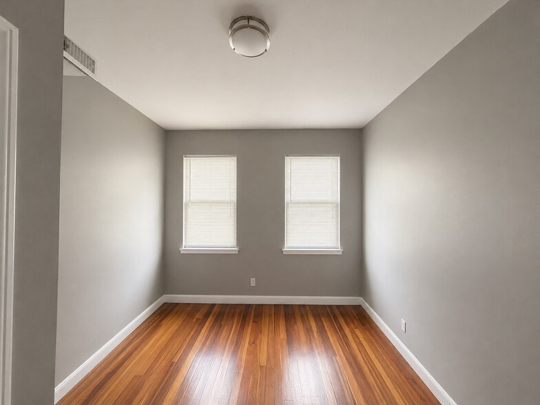 Building Photo - 153 Saratoga St
