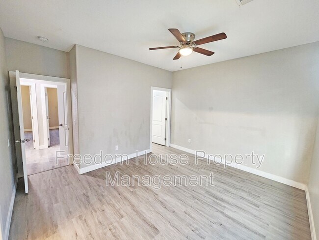 Building Photo - 1121 Sixshooter Ave