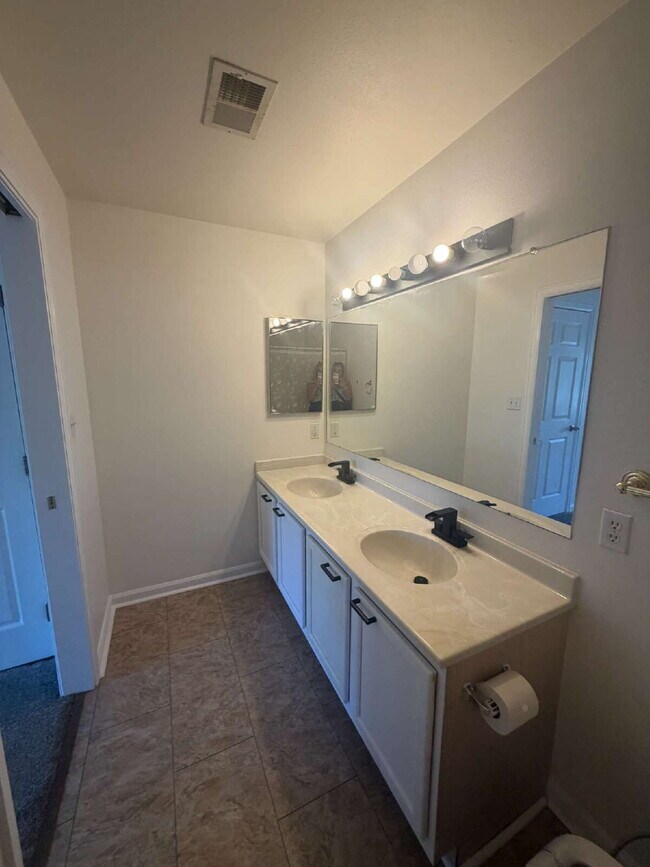 Building Photo - YOU WON'T WANT TO MISS OUT ON THIS CONDO!! 2 bed/ 2 bath Condo in Highlands Ranch!    MOVE IN SPE...