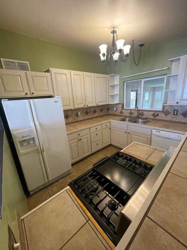 Building Photo - Beautifully Updated 3 Bedroom/2 Bathroom H...