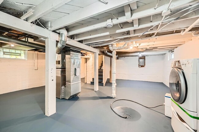 Building Photo - 1083 Western Ave N