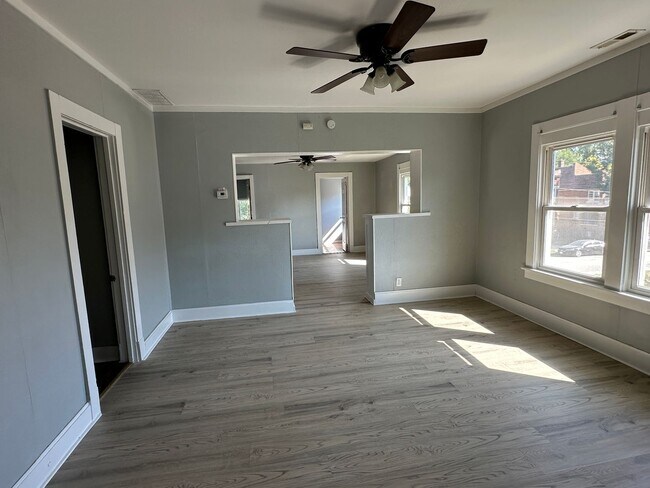 Building Photo - Iowa St