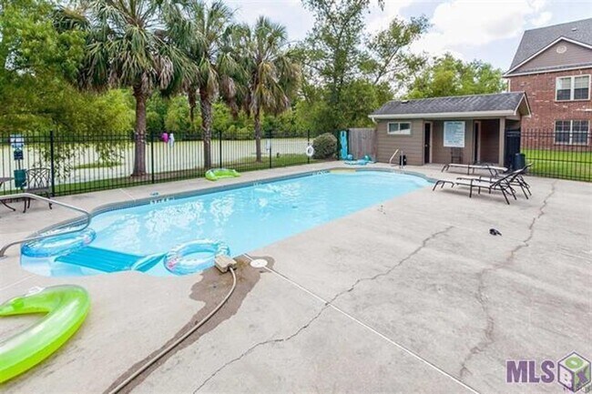 Building Photo - mjj7300