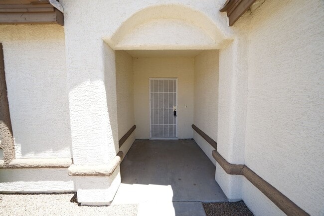 Building Photo - Showings Available NOW