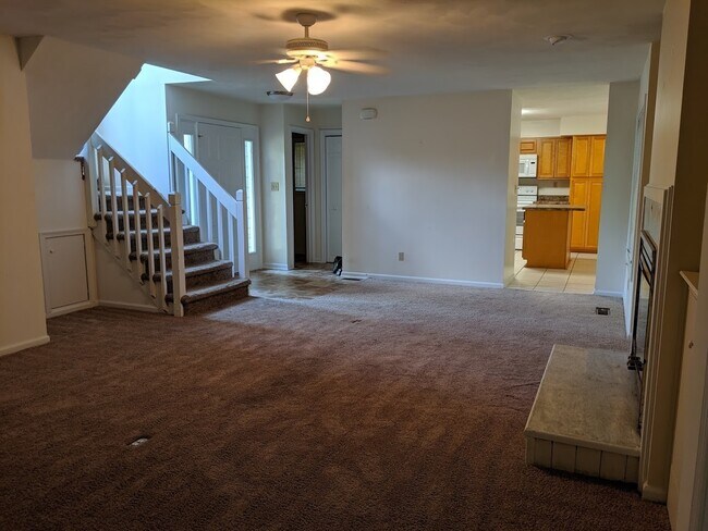 Building Photo - 3 BEDROOM 3 BATH DUPLEX NEAR MILITARY BASES