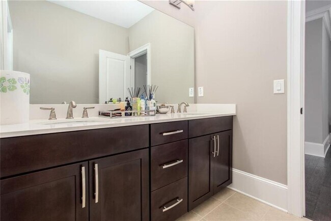 Building Photo - 4939 Kentwood Dr