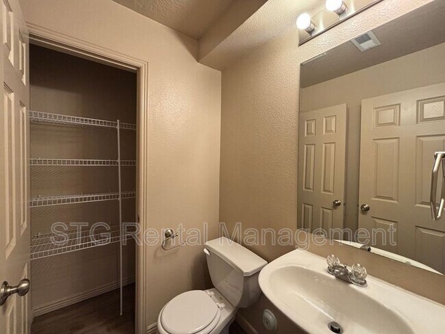 Building Photo - 3155 S Hidden Valley Dr