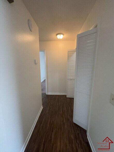 Building Photo - 409 Oriole Dr