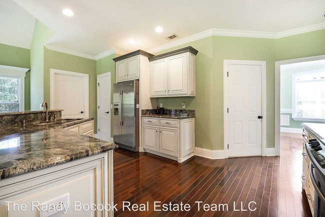 Building Photo - 4 br, 2.5 bath House - 376 McGregor Circle