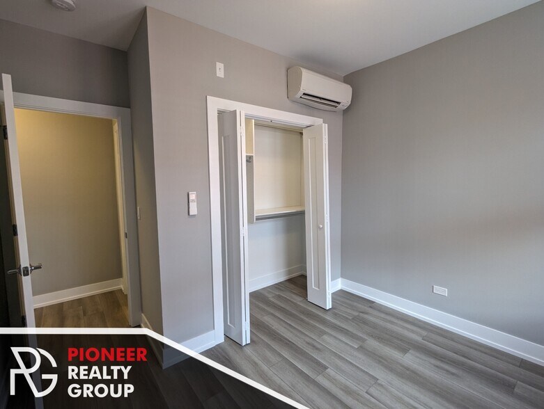 Building Photo - 3943 N Janssen Ave