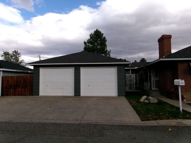 Building Photo - Beautiful 3 bedroom, 2 bath home w/4-car t...