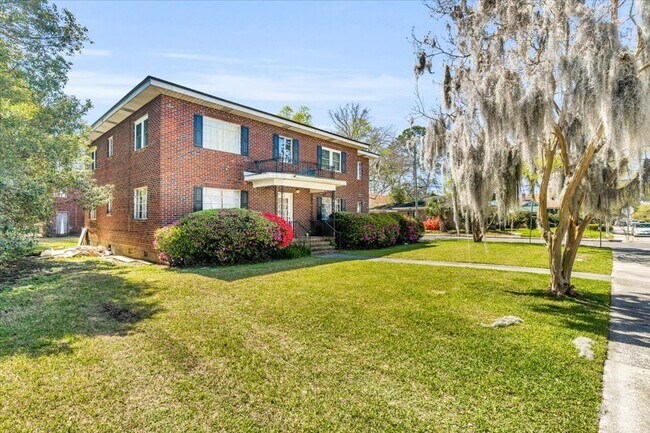 Building Photo - 2 bedroom off of Historic Victory Drive and minutes from Daffin Park