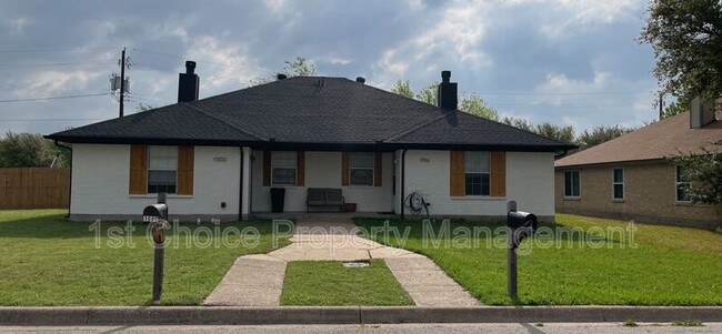 Building Photo - 1000 Meadow Cir N