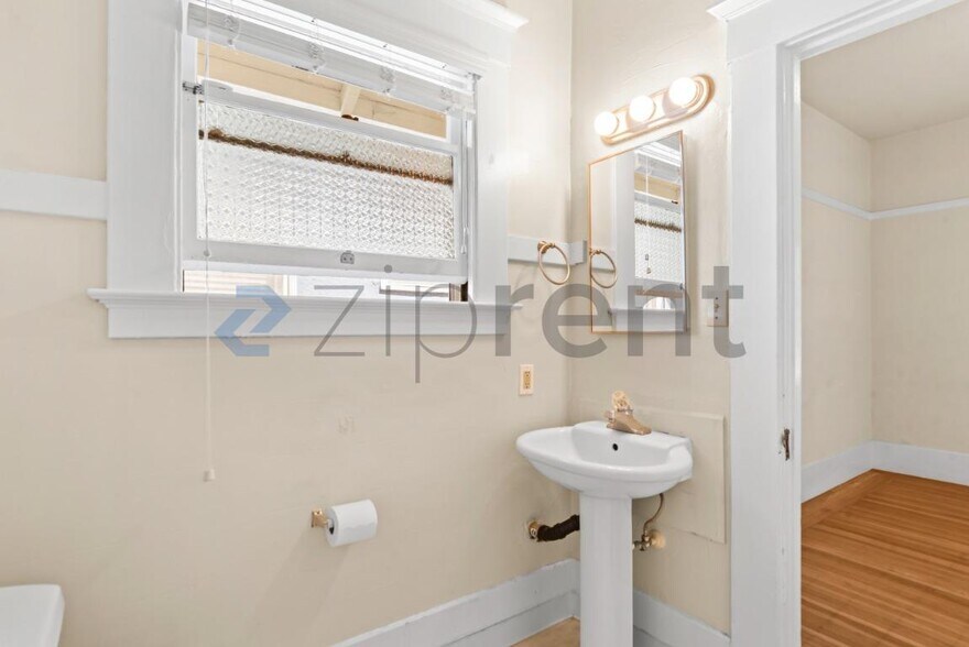 Building Photo - Unit