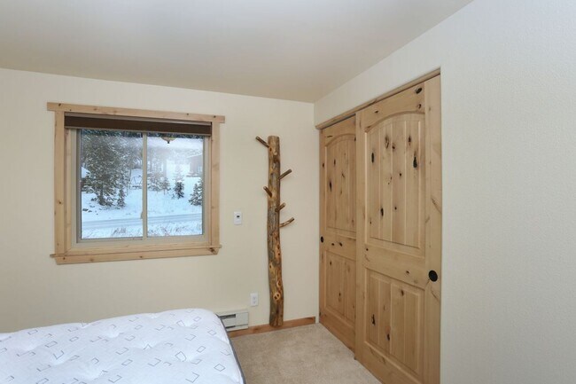 Building Photo - Amazing views! On bus route! 1 Year Lease!