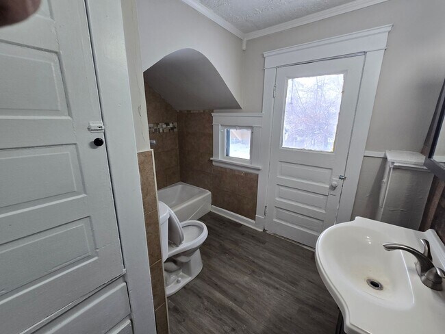 Building Photo - SECTION 8 and EDEN Accepted! Newly Renovated 3BR Home Now Available in Cleveland!!