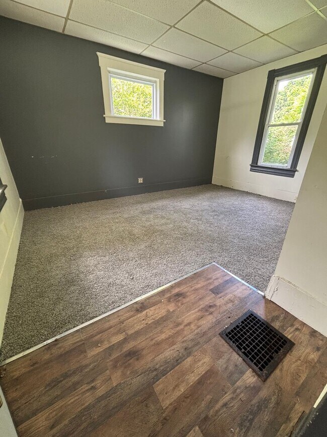 Building Photo - 2 Bdrm 1st Floor Bath Secluded Yard