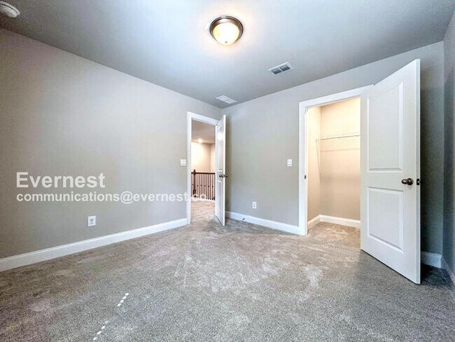 Building Photo - 662 Stately Dr