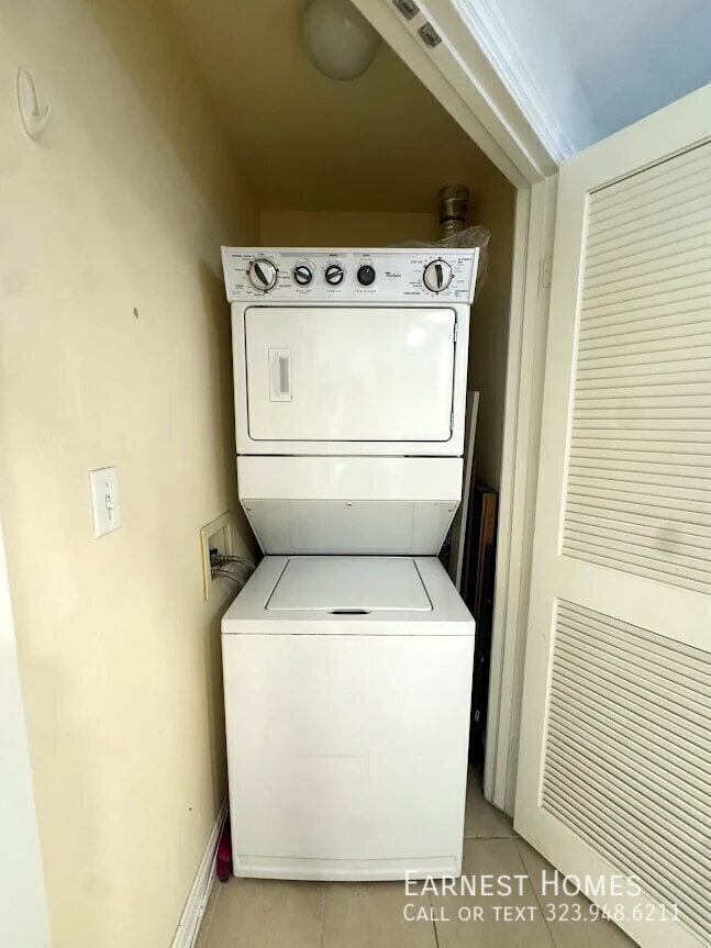 Building Photo - 14242 Burbank Blvd