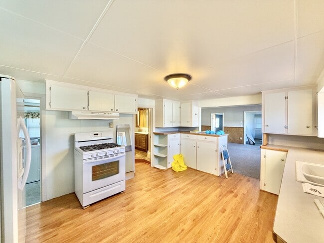 Building Photo - 2107 W Avalon Rd