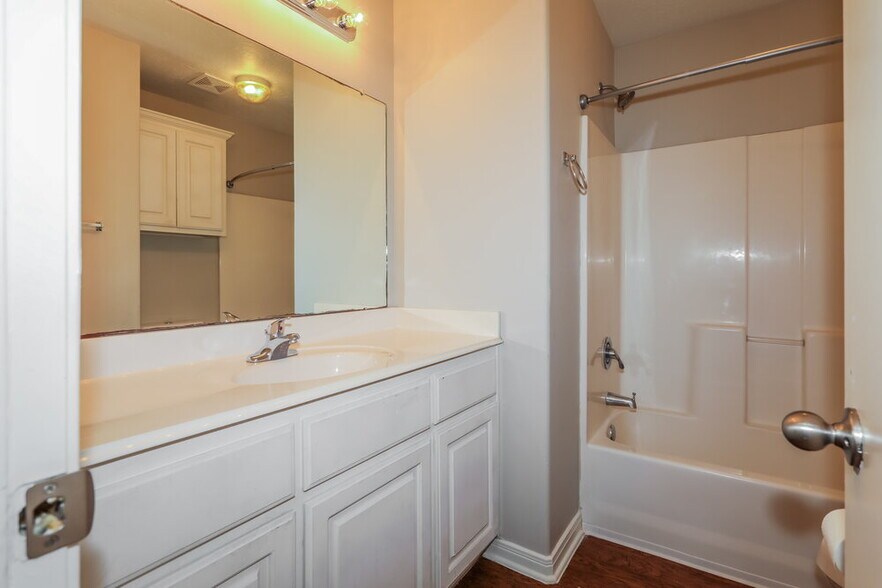 Building Photo - 16213 N View Ct