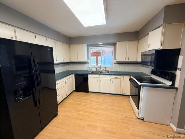 Building Photo - 1080 W Highland Rd