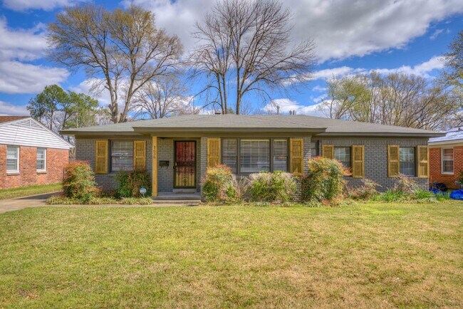 Building Photo - Colonial Acres East Memphis cutie! 3 bedrooms and tons of updates! Appliances included.