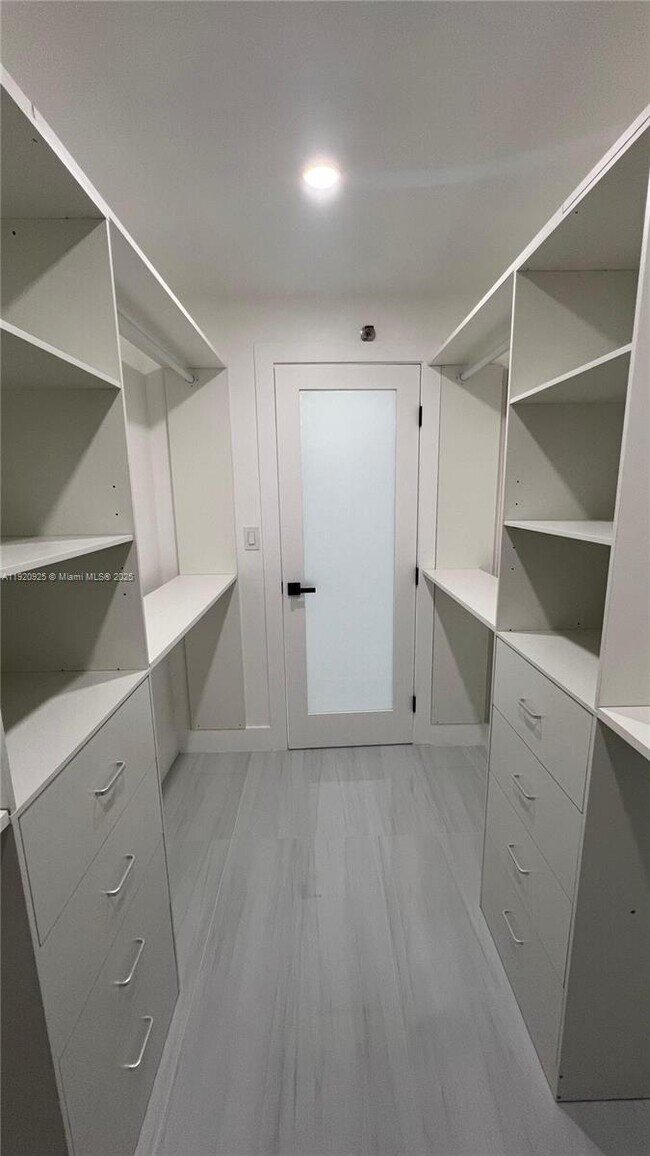 Building Photo - 9686 Fontainebleau Blvd