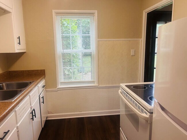 Building Photo - 5598 Basswood St