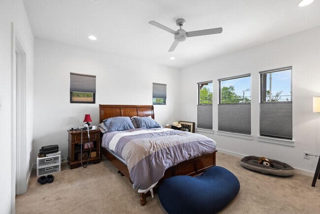 Building Photo - Charming Home Awaits: Spacious & Modern Living in a Prime Location
