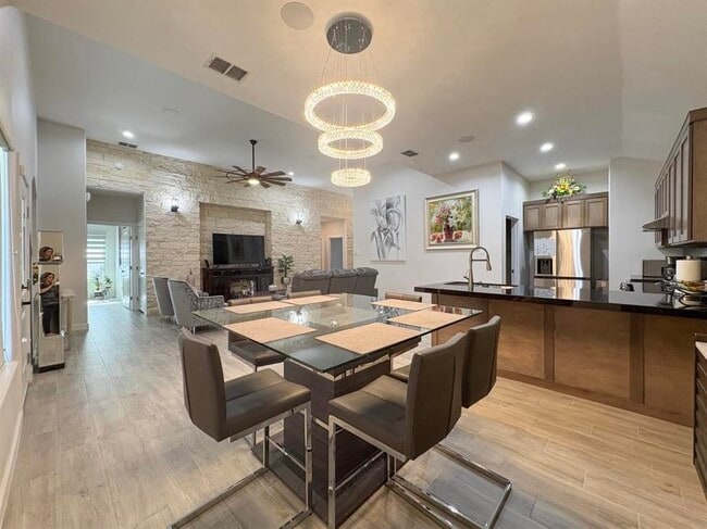Building Photo - 303 Placido Dr