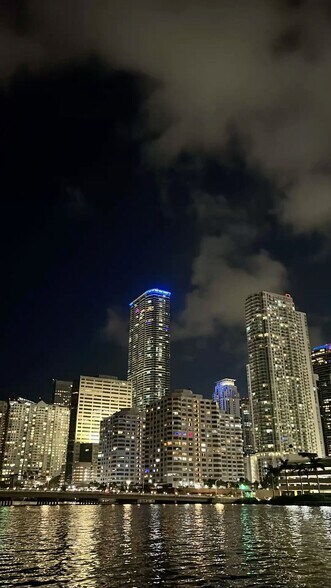 Building Photo - 825 Brickell Bay Dr