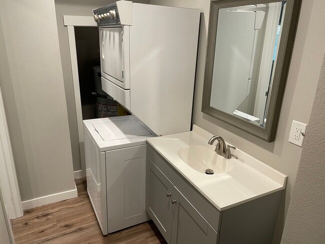 Building Photo - Available Now! 3 Bed/2 Bath Close to Downtown Lodi