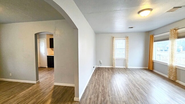 Building Photo - Home in Bethany Schools