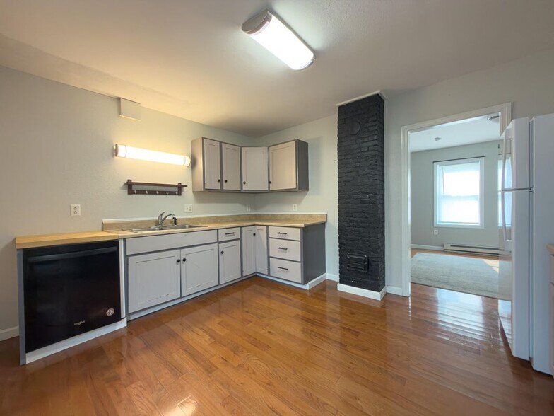 Building Photo - 31-33-33 Saranac St