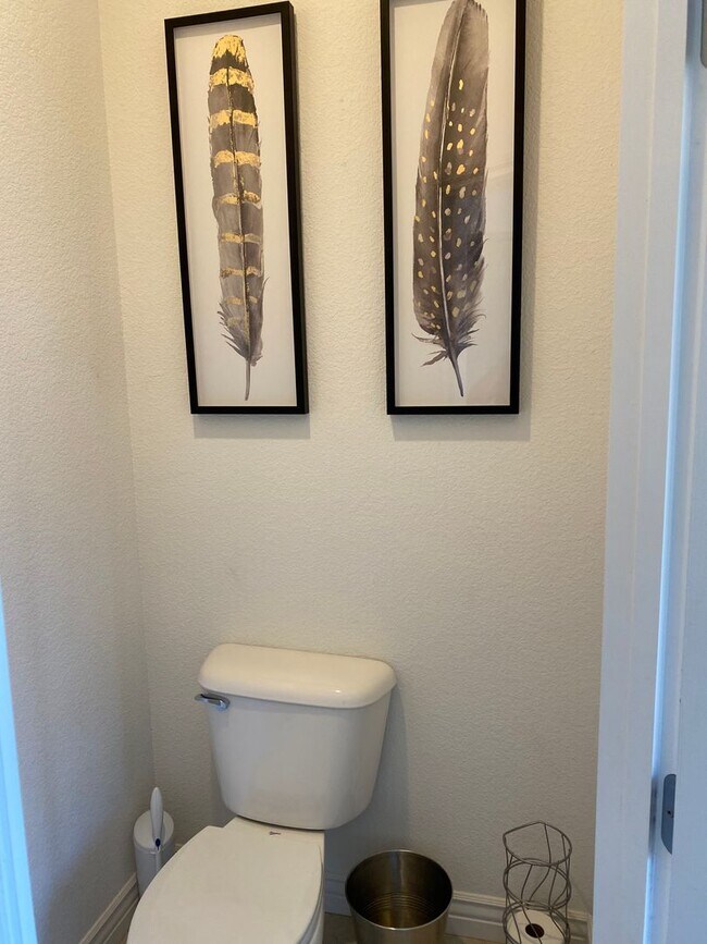 Building Photo - 3 BR + Bonus, Fully furnished, Includes Ut...