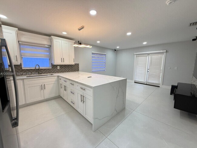 Building Photo - 123 1st St