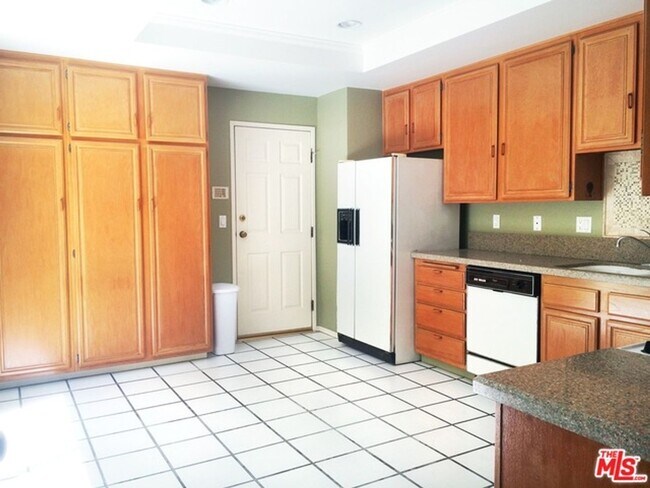 Building Photo - 3 Bedroom 2.5 bath Townhome