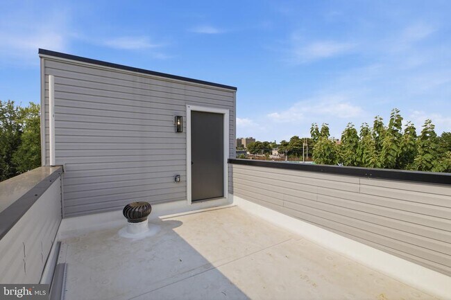 Building Photo - 1027 W Arizona St