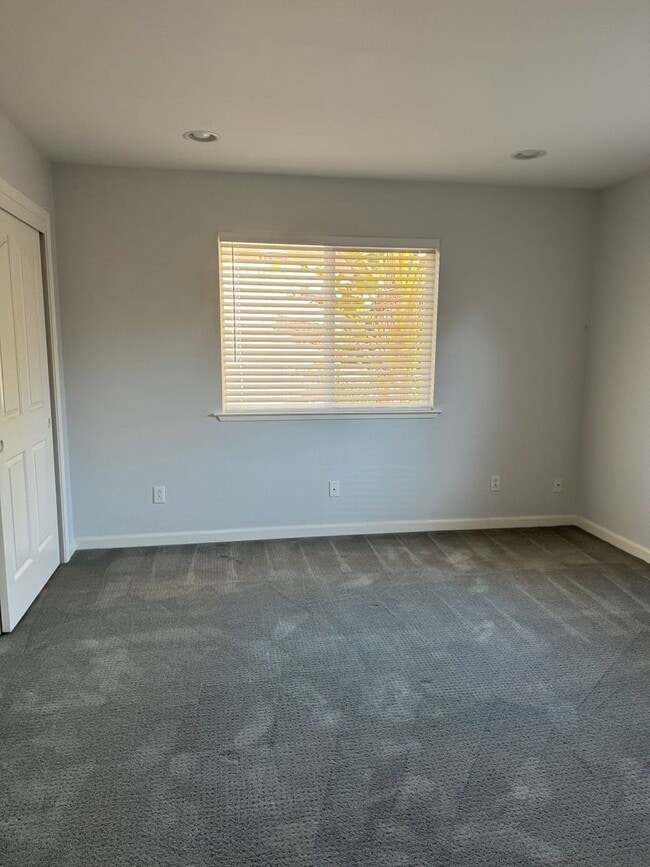 Building Photo - Beautifully Updated 3 Bed/2.5 Bath Townhom...
