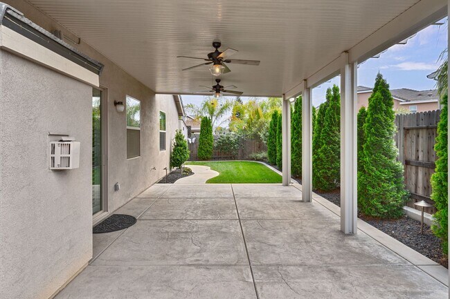 Building Photo - Beautiful Lincoln Home with Solar, 3-Car Garage & Trailer Parking!
