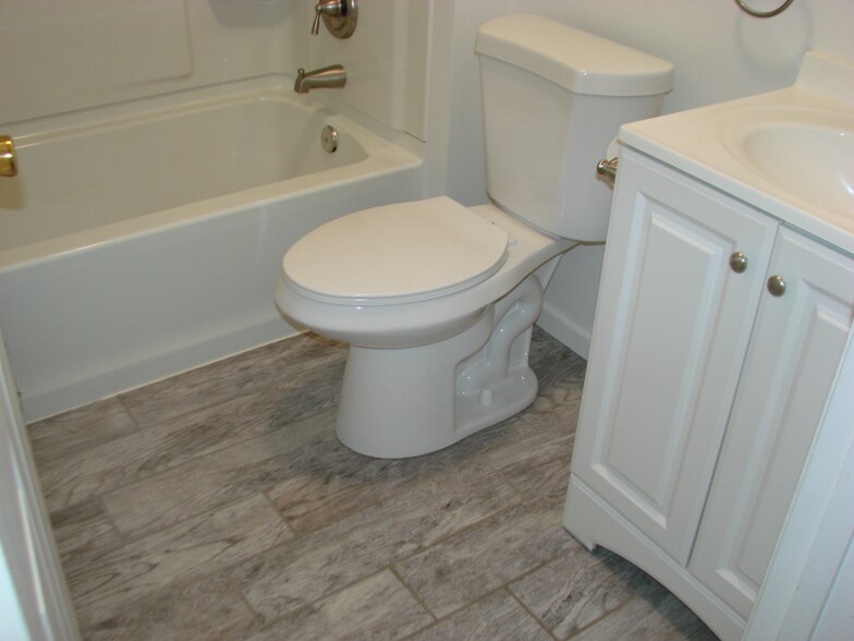 Building Photo - 721 Main St