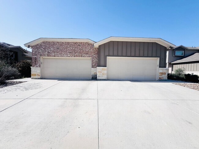 Building Photo - Luxury 3/2 duplex in NBTX
